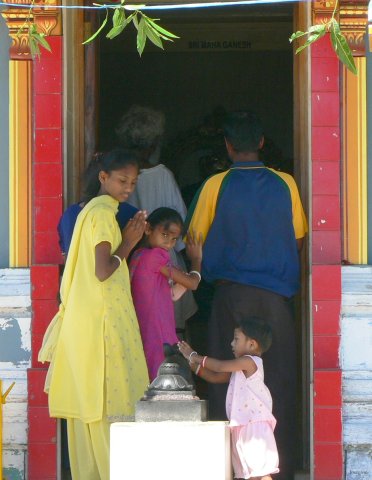 54- Une famille apporte ses offrandes a la divinite 